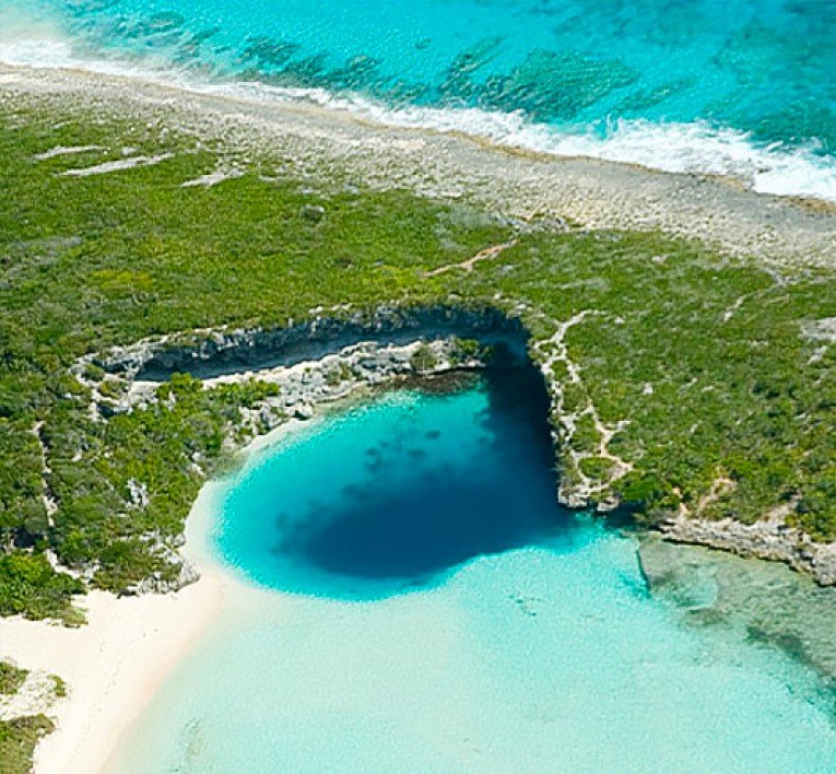Vue aérienne de Dean's Blue Hole, un des plus profonds trous bleus au monde, Long Island, Bahamas