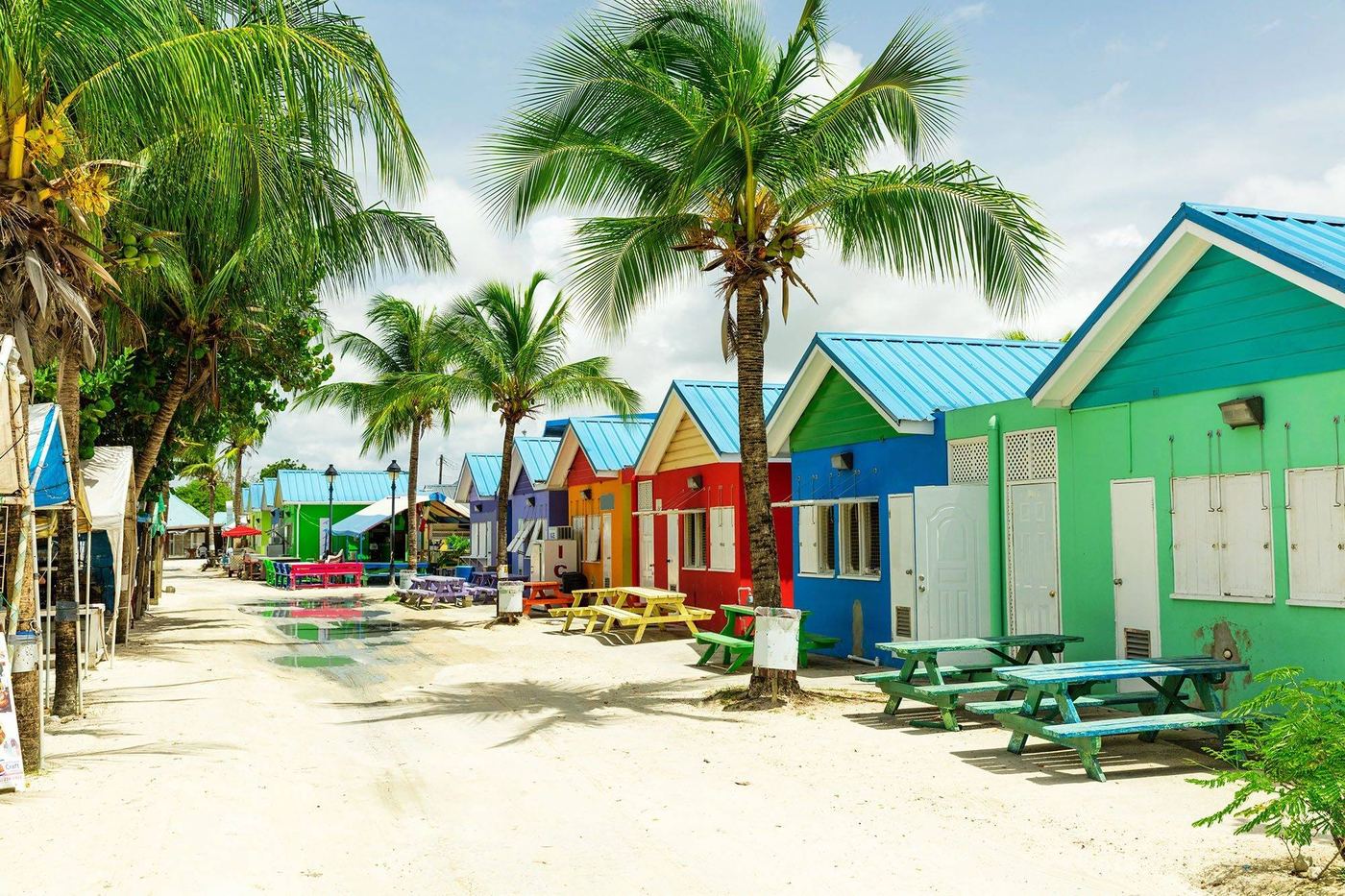 Cabanes colorées en bord de plage à Oistins, Barbade