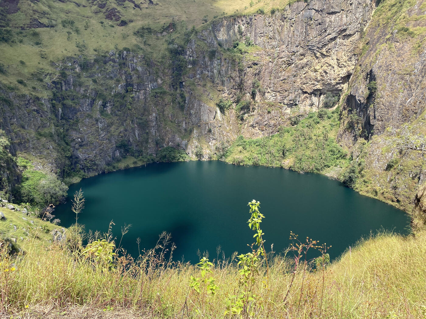 Lac de cratère dans les hauts plateaux de l'Ouest camerounais